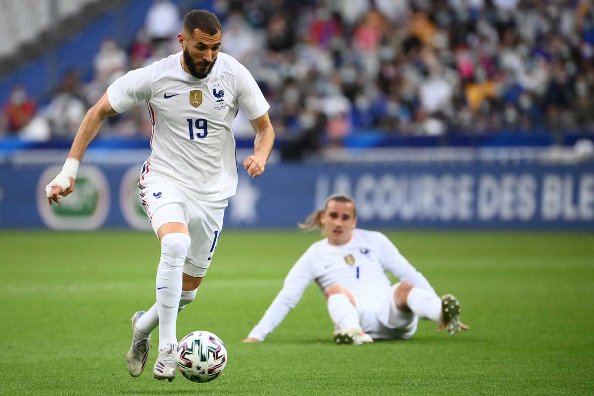 Frankreichs Stürmer Karim Benzema (L) während des Freundschaftsspiels Frankreich gegen Bulgarien im Vorfeld der Euro 2020 im Stade de France in Saint-Denis, am Stadtrand von Paris, am 8. Juni 2021. (Foto: FRANCK FIFE / AFP)