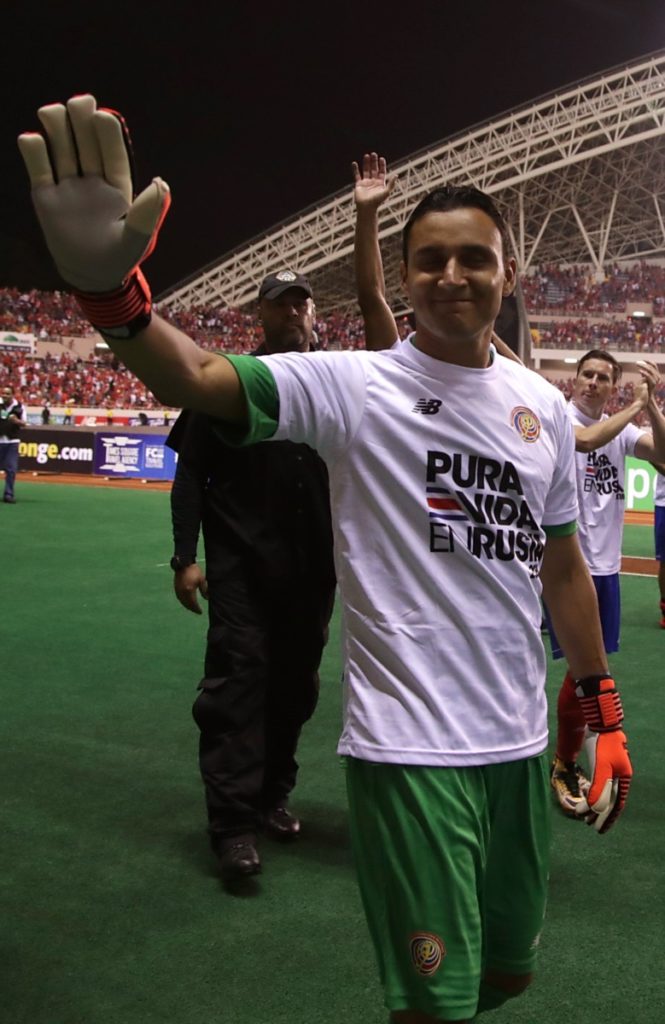 Costa Ricas Torhüter Keylor Navas winkt den Fans zu, nachdem er sich für die FIFA Fussball-Weltmeisterschaft 2018 qualifiziert hat, am 7. Oktober 2017 in San Jose. / AFP FOTO / Jorge RENDON