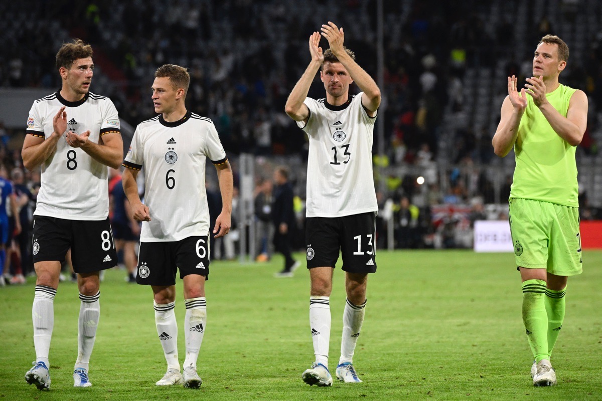 (L-R) Deutschlands Mittelfeldspieler Leon Goretzka, Joshua Kimmich, Thomas Müller und Manuel Neuer nach dem UEFA Nations League-Fußballspiel Deutschland gegen England in München, Süddeutschland, am 7. Juni 2022. (Foto: Tobias SCHWARZ / AFP)