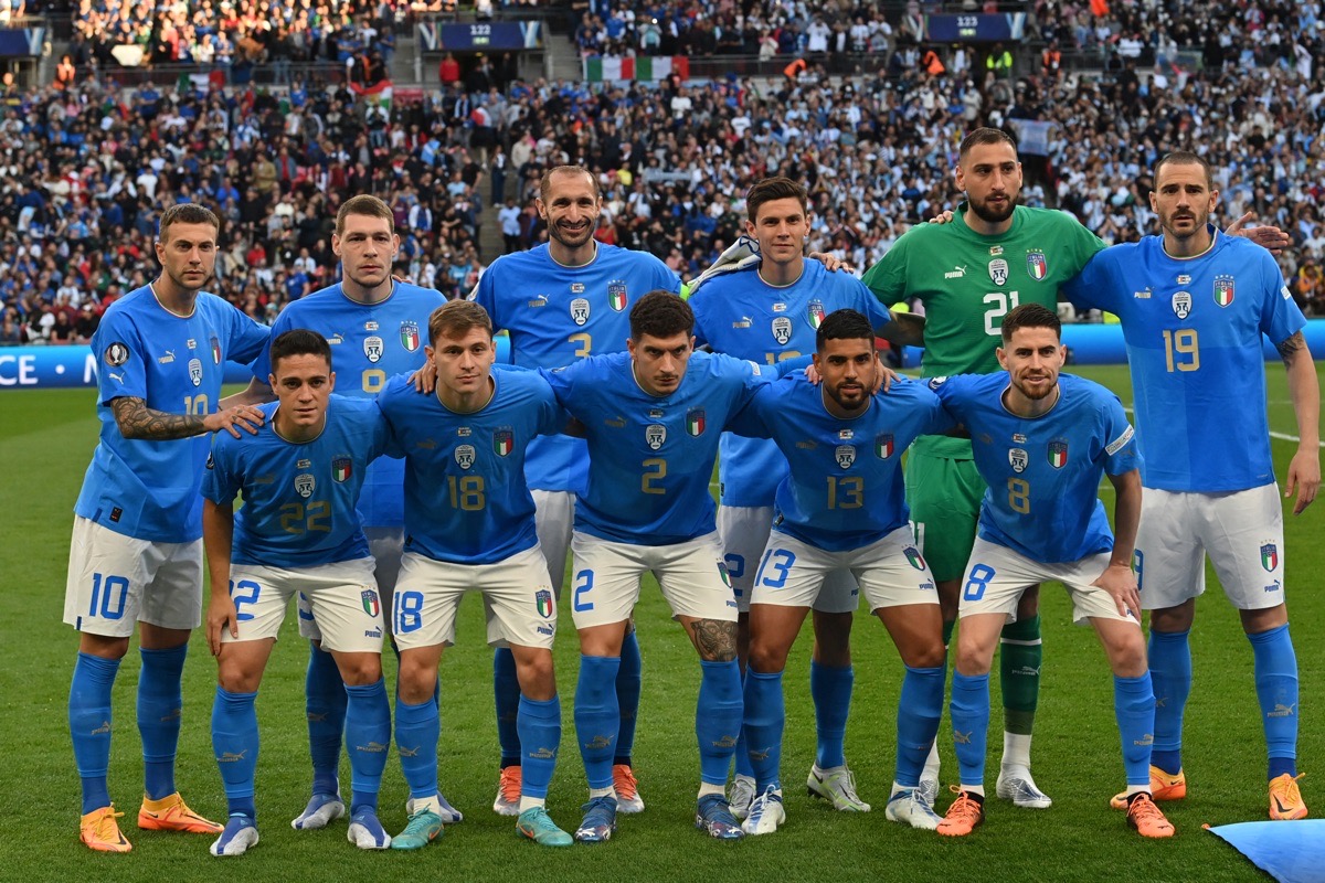 (Hintere Reihe L-R) Italiens Mittelfeldspieler Federico Bernardeschi, Stürmer Andrea Belotti, Verteidiger Giorgio Chiellini, Mittelfeldspieler Matteo Pessina, Torwart Gianluigi Donnarumma und Verteidiger Leonardo Bonucci , (Vordere Reihe L-R) Stürmer Giacomo Raspadori, Mittelfeldspieler Nicolo Barella, Verteidiger Giovanni Di Lorenzo, Verteidiger Emerson und Mittelfeldspieler Jorginho posieren für ein Foto vor dem internationalen Freundschaftsspiel zwischen Italien und Argentinien im Wembley-Stadion in London am 1. Juni 2022. - Die Azzurri treffen bei der ersten Finalissima im Wembley-Stadion auf den südamerikanischen Kontinentalmeister. (Foto: Glyn KIRK / AFP)