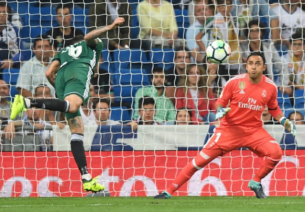 Real Madrids Torhüter aus Costa Rica Keylor Navas während des spanischen Ligaspiels Real Madrid CF gegen Real Betis im Stadion Santiago Bernabeu in Madrid am 20. September 2017. / AFP PHOTO / GABRIEL BOUYS