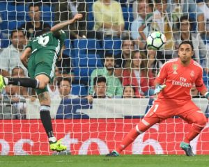 Real Madrids Torhüter aus Costa Rica Keylor Navas während des spanischen Ligaspiels Real Madrid CF gegen Real Betis im Stadion Santiago Bernabeu in Madrid am 20. September 2017. / AFP PHOTO / GABRIEL BOUYS