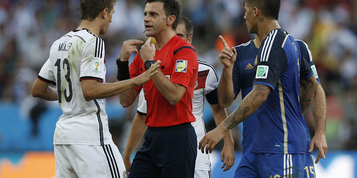 Thomas Müller diskutiert mit Schiedsrichter Nicola Rizzoli beim 2014 FIFA World Cup finale im Maracana Stadium in Rio de Janeiro, Brazil am13.Juli 2014. AFP PHOTO / ADRIAN DENNIS