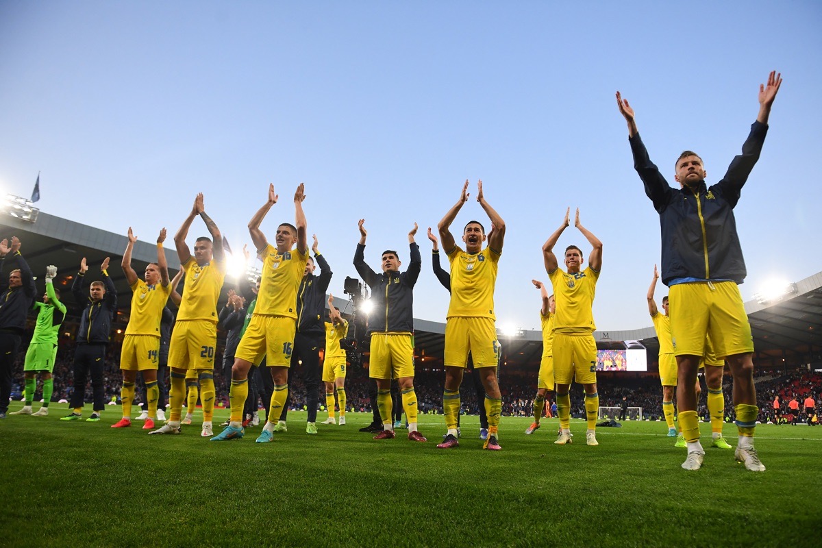 Die Spieler der Ukraine feiern nach dem Sieg im WM Playoff-Halbfinale der FIFA Fussball-Weltmeisterschaft 2022 zwischen Schottland und der Ukraine im Hampden Park in Glasgow, Schottland, am 1. Juni 2022. ANDY BUCHANAN / AFP