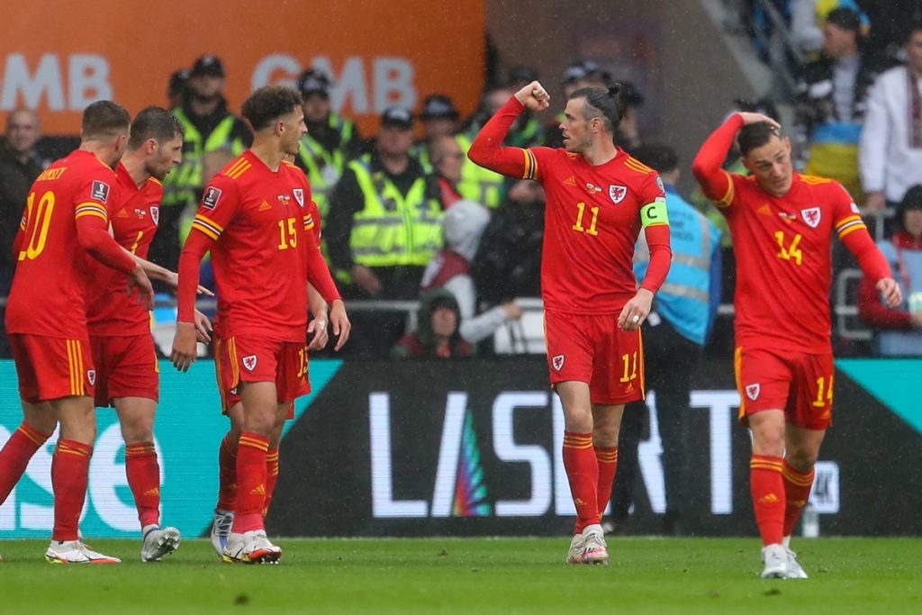 Der walisische Stürmer Gareth Bale (2R) jubelt mit seinen Mannschaftskameraden nach seinem Führungstreffer während des Qualifikationsspiels zur FIFA Fussball-Weltmeisterschaft 2022 zwischen Wales und der Ukraine im Cardiff City Stadium in Cardiff, Südwales, am 5. Juni 2022. (Foto: Geoff Caddick / AFP)