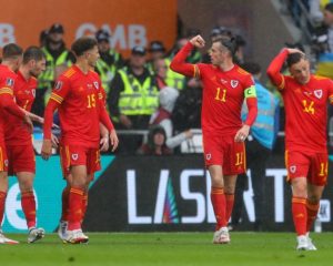 Der walisische Stürmer Gareth Bale (2R) jubelt mit seinen Mannschaftskameraden nach seinem Führungstreffer während des Qualifikationsspiels zur FIFA Fussball-Weltmeisterschaft 2022 zwischen Wales und der Ukraine im Cardiff City Stadium in Cardiff, Südwales, am 5. Juni 2022. (Foto: Geoff Caddick / AFP)