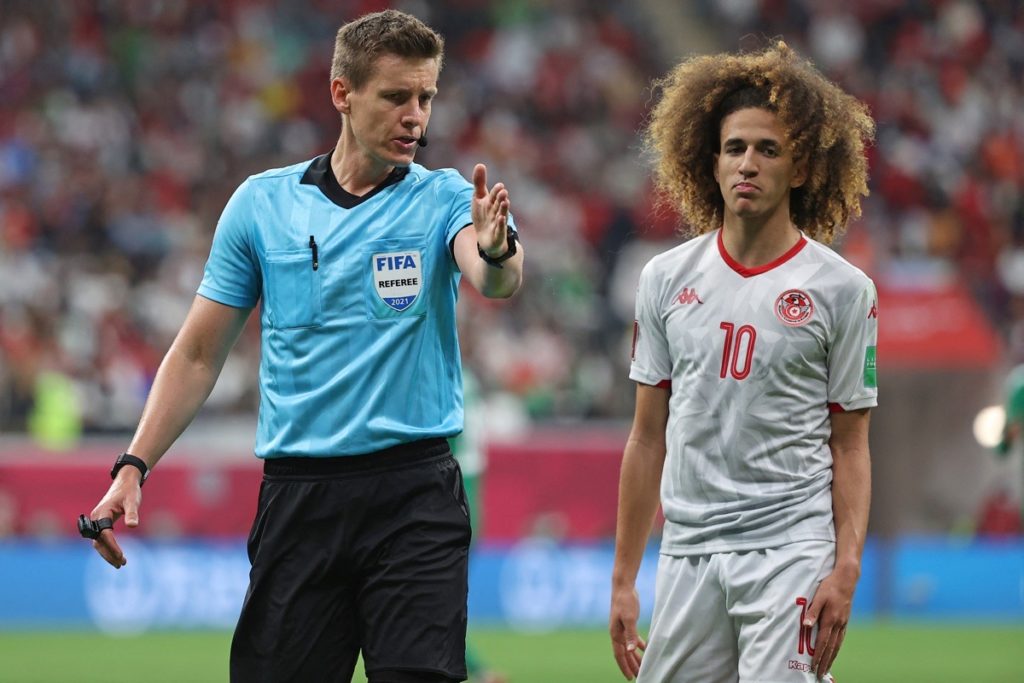 Tunesiens Mittelfeldspieler Hannibal Mejbri (R) reagiert auf die Gesten des deutschen Schiedsrichters Daniel Siebert während des Endspiels des FIFA Arab Cup 2021 zwischen Tunesien und Algerien im Al-Bayt-Stadion in der katarischen Stadt Al-Khor am 18. Dezember 2021. (Foto von KARIM JAAFAR / AFP)