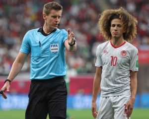 Tunesiens Mittelfeldspieler Hannibal Mejbri (R) reagiert auf die Gesten des deutschen Schiedsrichters Daniel Siebert während des Endspiels des FIFA Arab Cup 2021 zwischen Tunesien und Algerien im Al-Bayt-Stadion in der katarischen Stadt Al-Khor am 18. Dezember 2021. (Foto von KARIM JAAFAR / AFP)