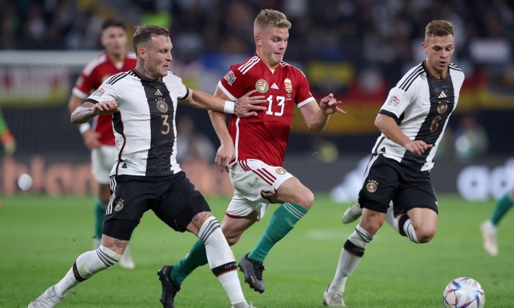 Ungarns Stürmer Andras Schaefer (C) kämpft mit Deutschlands Mittelfeldspieler Joshua Kimmich (R) und Deutschlands Mittelfeldspieler David Raum um den Ball während des UEFA-Nations-League-Fußballspiels zwischen Deutschland und Ungarn in Leipzig am 23. September 2022. (Foto: Ronny Hartmann / AFP)