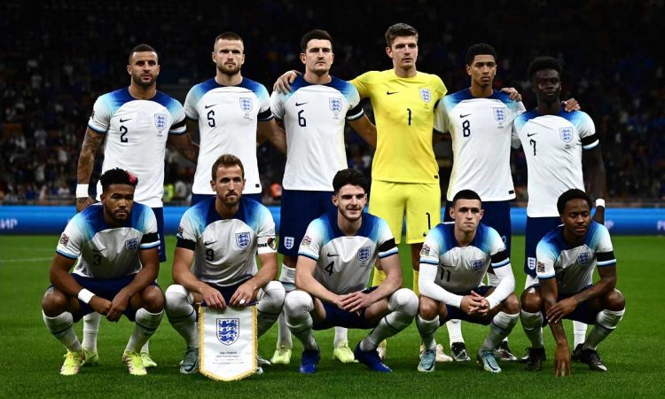 Englands Nationalmannschaft in den neuen Heimtrikots 2022 beim Länderspiel am 23.9. gegen Italien. (Photo by Marco BERTORELLO / AFP)