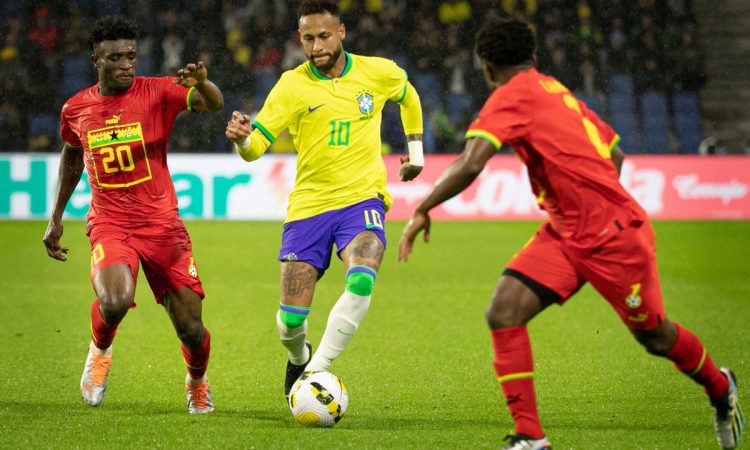 Brasiliens Stürmer Neymar (C) im neuen Nike WM Trikot 2022 während des internationalen Freundschaftsspiels zwischen Brasilien und Ghana im Oceane-Stadion in Le Havre, Nordfrankreich, am 23. September 2022. (Foto: Lou BENOIST / AFP)