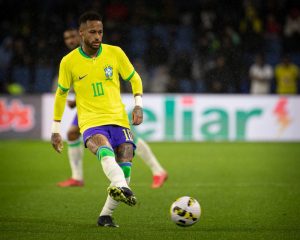 Brasiliens Stürmer Neymar im neuen WM Trikot 2022 während des internationalen Freundschaftsspiels zwischen Brasilien und Ghana am 23. September 2022. (Foto: Lou BENOIST / AFP)