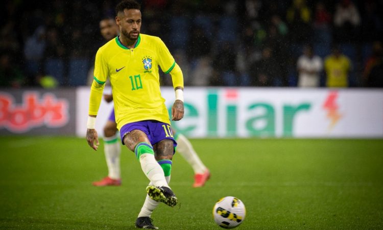 Brasiliens Stürmer Neymar im neuen WM Trikot 2022 während des internationalen Freundschaftsspiels zwischen Brasilien und Ghana am 23. September 2022. (Foto: Lou BENOIST / AFP)