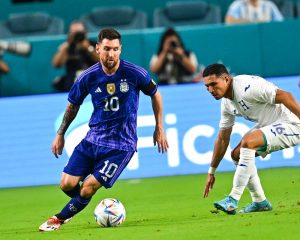 Argentiniens Lionel Messi (L) im neuen WM Awaytrikot von Argentinien 2022 beim Länderspiel gegen Honduras am 23. September 2022. (Foto: CHANDAN KHANNA / AFP)