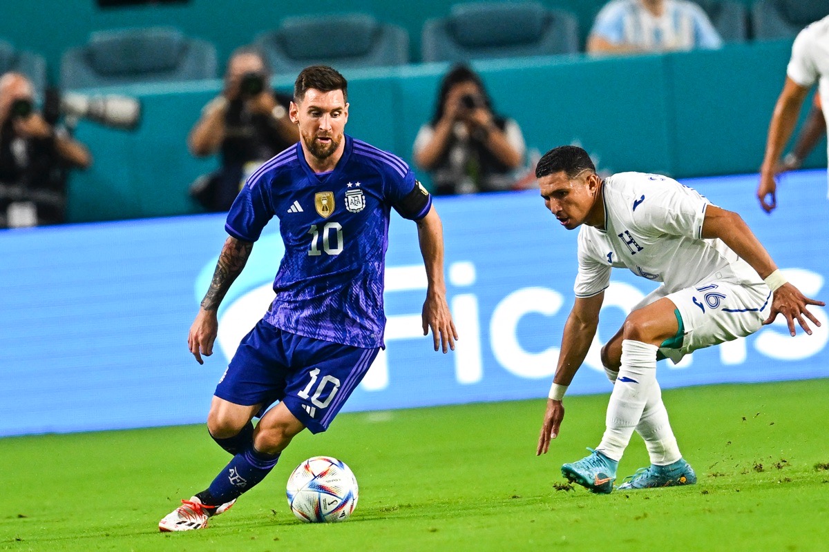 Argentiniens Lionel Messi (L) im neuen WM Awaytrikot von Argentinien 2022 beim Länderspiel gegen Honduras am 23. September 2022. (Foto: CHANDAN KHANNA / AFP)
