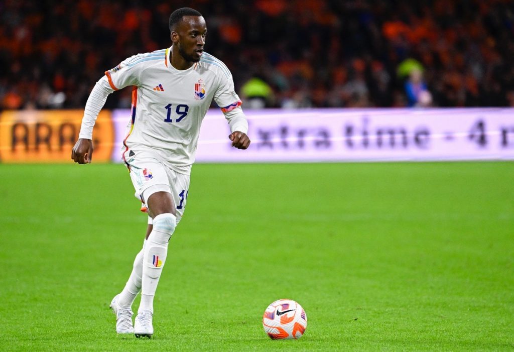 Im neuen Belgien Away Trikot 2022: Belgiens Dodi Lukebakio mit dem Ball während des Fußballspiels der UEFA Nations League in der Gruppe 4 zwischen den Niederlanden und Belgien in der Johan Cruyff ArenA in Amsterdam am 25. September 2022. (Foto von LAURIE DIEFFEMBACQ / BELGA / AFP) / Belgien OUT