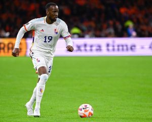 Im neuen Belgien Away Trikot 2022: Belgiens Dodi Lukebakio mit dem Ball während des Fußballspiels der UEFA Nations League in der Gruppe 4 zwischen den Niederlanden und Belgien in der Johan Cruyff ArenA in Amsterdam am 25. September 2022. (Foto von LAURIE DIEFFEMBACQ / BELGA / AFP) / Belgien OUT