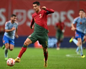 Portugals Stürmer Cristiano Ronaldo im neuen Portugal Heimtrikot 2022 während des UEFA Nations League Fußballspiels zwischen Portugal und Spanien am 27. September 2022. (Foto: PATRICIA DE MELO MOREIRA / AFP)