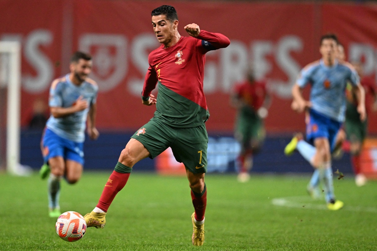 Portugals Stürmer Cristiano Ronaldo im neuen Portugal Heimtrikot 2022 während des UEFA Nations League Fußballspiels zwischen Portugal und Spanien am 27. September 2022. (Foto: PATRICIA DE MELO MOREIRA / AFP)