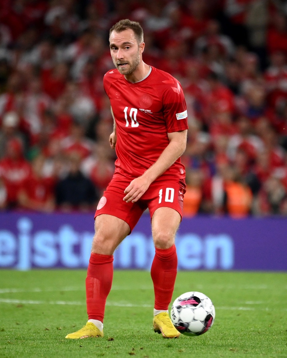 Dänemarks Mittelfeldspieler Christian Eriksen im neuen roten WM Trikot während des UEFA Nations League-Fußballspiels zwischen Dänemark und Frankreich in Kopenhagen am 25. September 2022. (Foto: FRANCK FIFE / AFP)