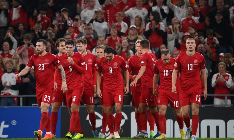 Dänemarks Stürmer Andreas Skov Olsen (4.v.l.) feiert mit seinen Mannschaftskameraden den Treffer zum 2:0 während des UEFA-Nations-League-Fußballspiels zwischen Dänemark und Frankreich in Kopenhagen am 25. September 2022. (Foto: FRANCK FIFE / AFP)