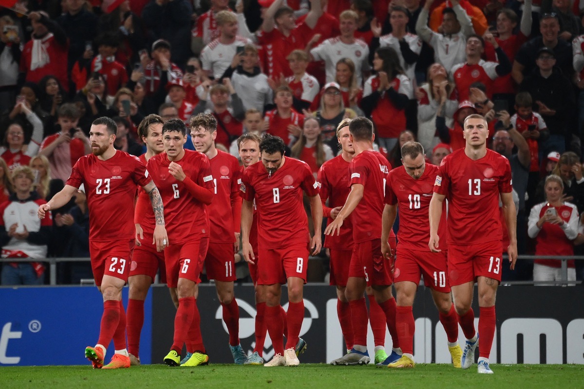 Dänemarks Stürmer Andreas Skov Olsen (4.v.l.) feiert mit seinen Mannschaftskameraden den Treffer zum 2:0 während des UEFA-Nations-League-Fußballspiels zwischen Dänemark und Frankreich in Kopenhagen am 25. September 2022. (Foto: FRANCK FIFE / AFP)