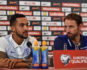 Englands Nationaltrainer Gareth Southgate (r)bei einer Pressekonferenz (Foto AFP)