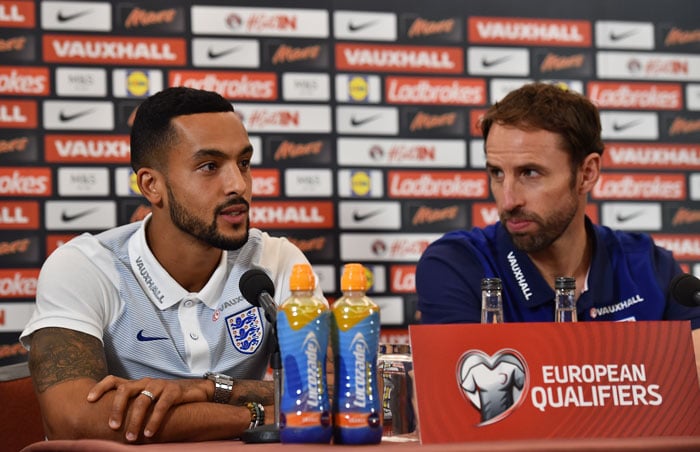 Englands Nationaltrainer Gareth Southgate (r)bei einer Pressekonferenz (Foto AFP)