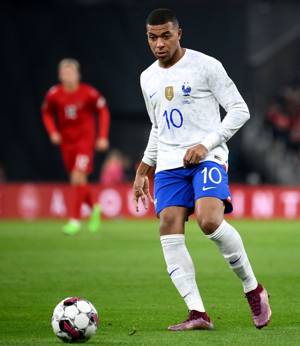 Im neuen WM Away Trikot 2022: Frankreichs Stürmer Kylian Mbappe spielt den Ball während des UEFA Nations League-Fußballspiels zwischen Dänemark und Frankreich in Kopenhagen am 25. September 2022. (Foto: FRANCK FIFE / AFP)