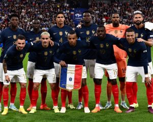 Im neuen WM 2022 Trikot: Frankreichs Fußballspieler stellen sich vor dem UEFA Nations League, Liga A Gruppe 1 Fußballspiel zwischen Frankreich und Österreich im Stade de France in Saint-Denis, nördlich von Paris, am 22. September 2022 auf. (Foto: FRANCK FIFE / AFP)