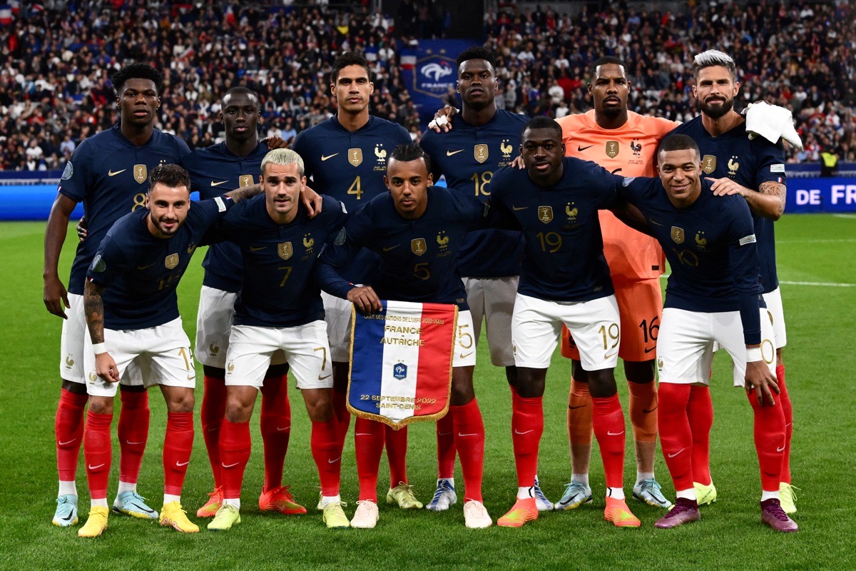 Im neuen WM 2022 Trikot: Frankreichs Fußballspieler stellen sich vor dem UEFA Nations League, Liga A Gruppe 1 Fußballspiel zwischen Frankreich und Österreich im Stade de France in Saint-Denis, nördlich von Paris, am 22. September 2022 auf. (Foto: FRANCK FIFE / AFP)