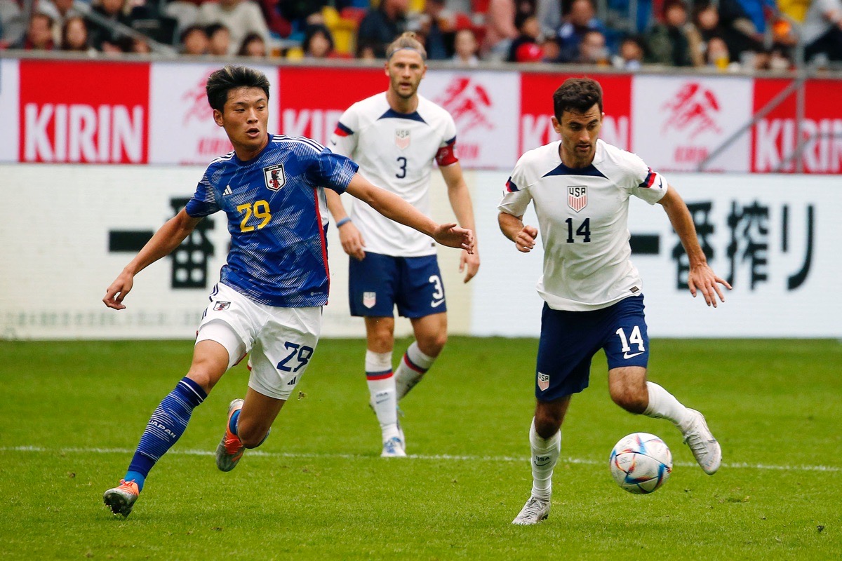 Der amerikanische Mittelfeldspieler Luca De La Torre (R) und der japanische Mittelfeldspieler Shuto Machino (L) kämpfen während des Freundschaftsspiels zwischen Japan und den Vereinigten Staaten am 23. September 2022 in Düsseldorf um den Ball. (Foto: NORBERT SCHMIDT / AFP)