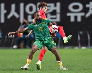 Südkoreas Kim Jin-su (oben) kämpft mit Kameruns Bryan Mbeumo (vorne) um den Ball während eines Freundschaftsspiels zwischen Südkorea und Kamerun am 27. September 2022 in Seoul. (Foto: Jung Yeon-je / AFP)