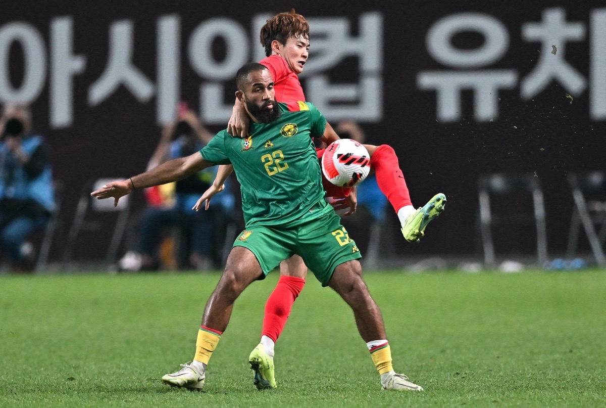 Südkoreas Kim Jin-su (oben) kämpft mit Kameruns Bryan Mbeumo (vorne) um den Ball während eines Freundschaftsspiels zwischen Südkorea und Kamerun am 27. September 2022 in Seoul. (Foto: Jung Yeon-je / AFP)