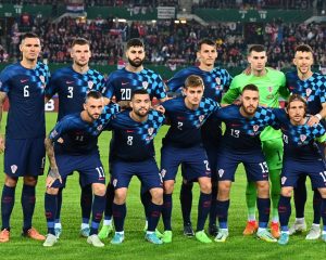 Das neue Away Trikmot 2022 von Kroatien: Spieler der kroatischen Fußballnationalmannschaft stellen sich vor dem Fußballspiel der UEFA Nations League Gruppe 1 zwischen Österreich und Kroatien am 25. September 2022 in Wien für ein Mannschaftsfoto auf. (Foto: JOE KLAMAR / AFP)