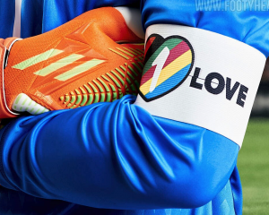 DFB Kapitän Manuel Neuer mit der Kapitänsbinde "One Love" Copyright Footyheadlines
