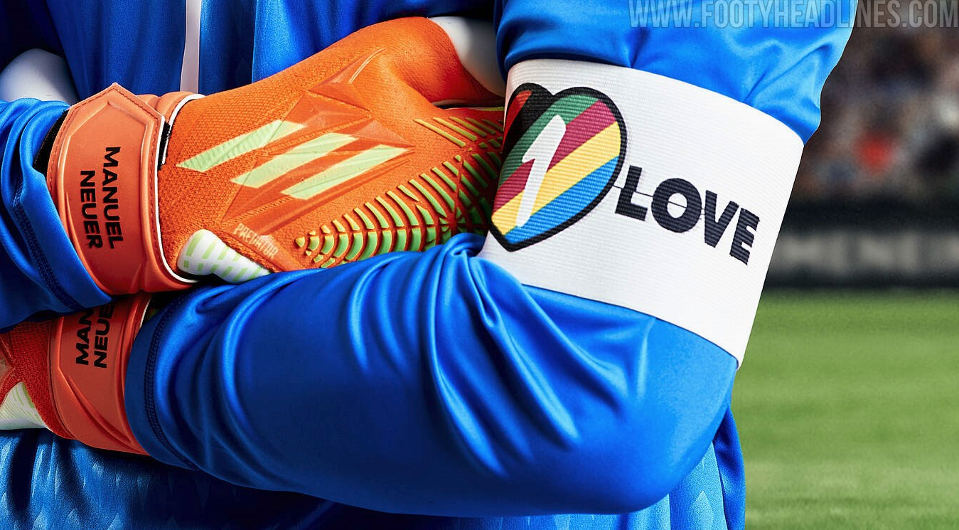 DFB Kapitän Manuel Neuer mit der Kapitänsbinde "One Love" Copyright Footyheadlines