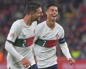 Portugals Verteidiger Diogo Dalot mit Cristiano Ronaldo in den neuen Portugal Away Trikots gegen die Tschechischen Republik am 24. September 2022. (Foto: Michal Cizek / AFP)