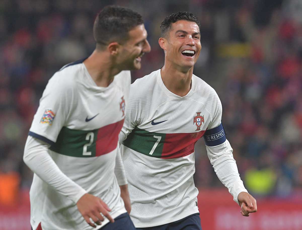 Portugals Verteidiger Diogo Dalot mit Cristiano Ronaldo in den neuen Portugal Away Trikots gegen die Tschechischen Republik am 24. September 2022. (Foto: Michal Cizek / AFP)