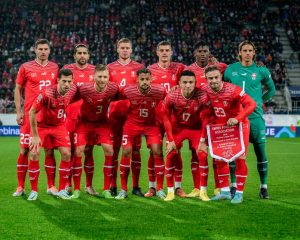 Die Spieler der Schweiz im neuen WM Away Trikot 2022 (v.l.n.r.) zweite Reihe: Verteidiger Fabian Schär, Verteidiger Ricardo Rodriguez, Verteidiger Nico Elvedi, Mittelfeldspieler Granit Xhaka, Stürmer Breel Embolo und Torhüter Yann Sommer. Vordere Reihe: Mittelfeldspieler Remo Freuler, Verteidiger Silvan Widmer, Mittelfeldspieler Djibril Sow, Mittelfeldspieler Ruben Vargas und Mittelfeldspieler Xherdan Shaqiri am 27. September 2022. (Foto: Fabrice COFFRINI / AFP)