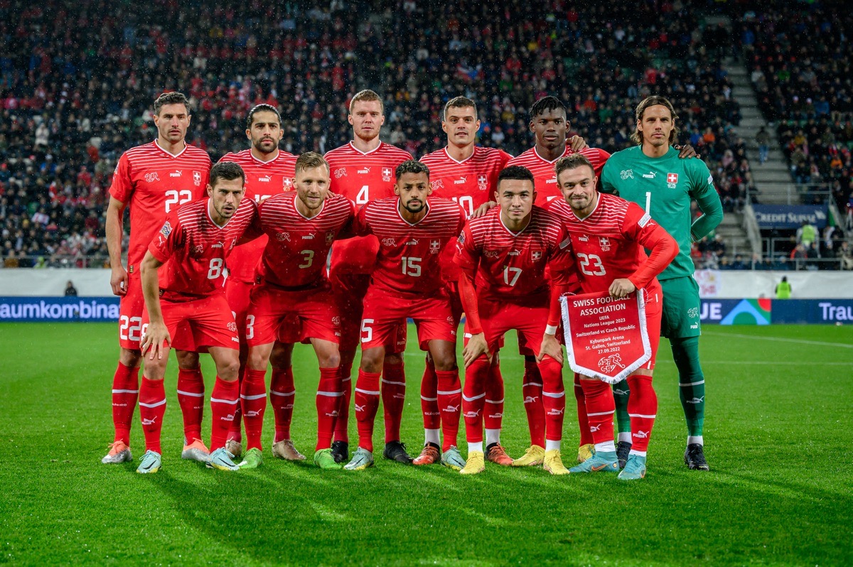 Die Spieler der Schweiz im neuen WM Away Trikot 2022 (v.l.n.r.) zweite Reihe: Verteidiger Fabian Schär, Verteidiger Ricardo Rodriguez, Verteidiger Nico Elvedi, Mittelfeldspieler Granit Xhaka, Stürmer Breel Embolo und Torhüter Yann Sommer. Vordere Reihe: Mittelfeldspieler Remo Freuler, Verteidiger Silvan Widmer, Mittelfeldspieler Djibril Sow, Mittelfeldspieler Ruben Vargas und Mittelfeldspieler Xherdan Shaqiri am 27. September 2022. (Foto: Fabrice COFFRINI / AFP)