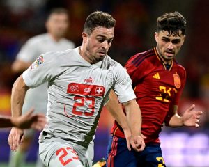 Der spanische Mittelfeldspieler Pedri (R) gegen die Schweiz im neuen WM 2022 Heimtrikot Spaniens am 24. September 2022. (Foto: JAVIER SORIANO / AFP)