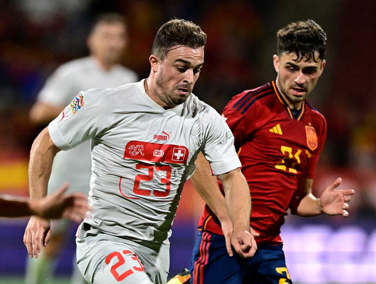 Der spanische Mittelfeldspieler Pedri (R) gegen die Schweiz im neuen WM 2022 Heimtrikot Spaniens am 24. September 2022. (Foto: JAVIER SORIANO / AFP)