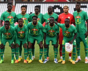 Senegalesische Spieler posieren im neuen WM Trikot Away von Puma vor dem Freundschaftsspiel zwischen Senegal und Iran in Mödling, Österreich, am 27. September 2022. (Foto: JAKUB SUKUP / AFP)