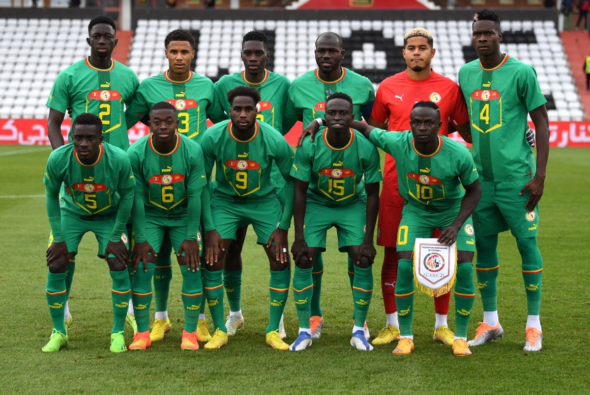 Senegalesische Spieler posieren im neuen WM Trikot Away von Puma vor dem Freundschaftsspiel zwischen Senegal und Iran in Mödling, Österreich, am 27. September 2022. (Foto: JAKUB SUKUP / AFP)