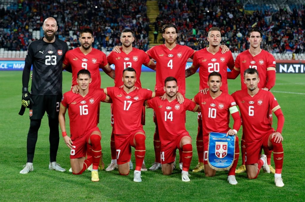 Serbiens Spieler im neuen WM Trikot 2022 vor dem UEFA Nations League Fußballspiel gegen Schweden in Belgrad am 24. September 2022. - Obere Reihe von links: Serbiens Stürmer Aleksandar Mitrovic, Serbiens Torhüter Vanja Milinkovic-Savic, Serbiens Verteidiger Stefan Mitrovic, Serbiens Verteidiger Srdjan Babic, Serbiens Mittelfeldspieler Sergej Milinkovic-Savic und Serbiens Stürmer Dusan Vlahovic. Untere Reihe von links: Serbiens Mittelfeldspieler Sasa Lukic, Serbiens Stürmer Filip Kostic, Serbiens Stürmer Andrija Zivkovic, Serbiens Stürmer Dusan Tadic und Serbiens Verteidiger Erhan Masovic. (Foto: Predrag MILOSAVLJEVIC / AFP)