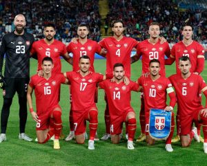 Serbiens Spieler im neuen WM Trikot 2022 vor dem UEFA Nations League Fußballspiel gegen Schweden in Belgrad am 24. September 2022. - Obere Reihe von links: Serbiens Stürmer Aleksandar Mitrovic, Serbiens Torhüter Vanja Milinkovic-Savic, Serbiens Verteidiger Stefan Mitrovic, Serbiens Verteidiger Srdjan Babic, Serbiens Mittelfeldspieler Sergej Milinkovic-Savic und Serbiens Stürmer Dusan Vlahovic. Untere Reihe von links: Serbiens Mittelfeldspieler Sasa Lukic, Serbiens Stürmer Filip Kostic, Serbiens Stürmer Andrija Zivkovic, Serbiens Stürmer Dusan Tadic und Serbiens Verteidiger Erhan Masovic. (Foto: Predrag MILOSAVLJEVIC / AFP)