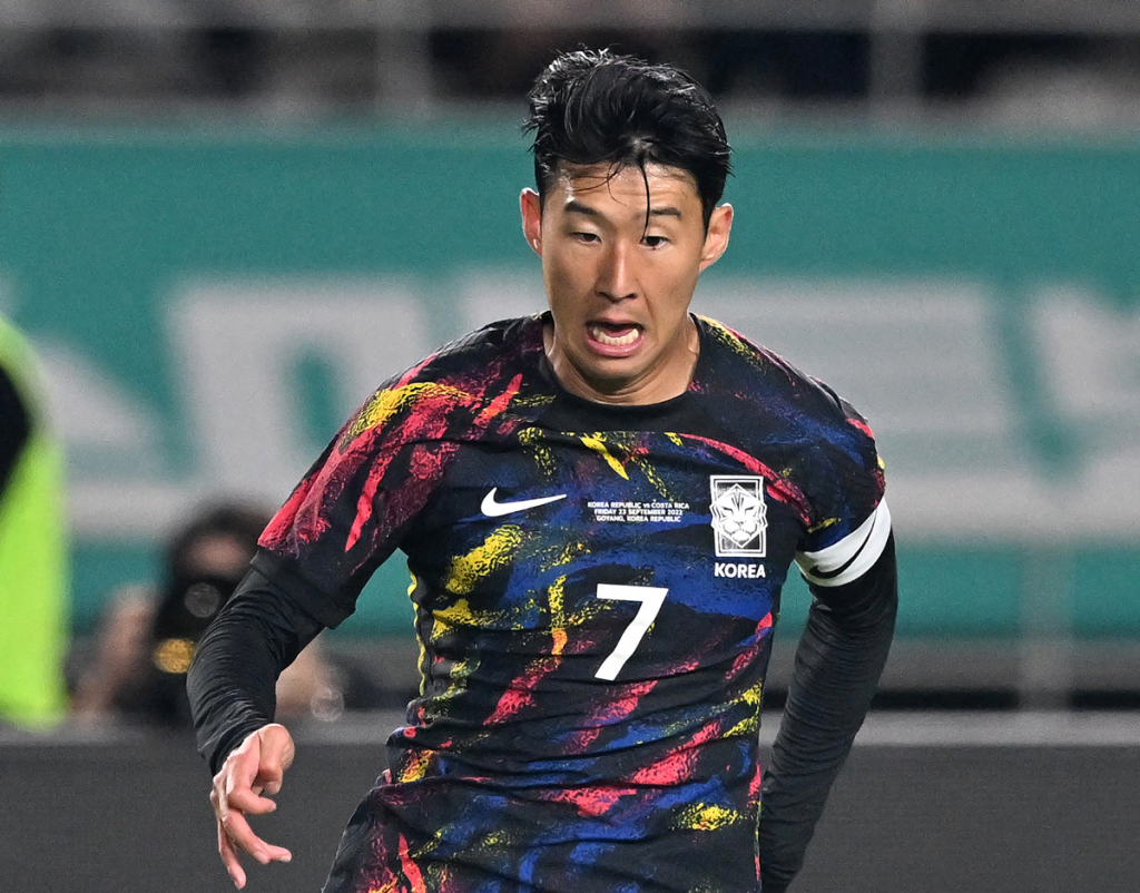 Südkoreas Son Heung-min im neuen Heimtrikot von Südkorea 2022 (Foto: Jung Yeon-je / AFP)