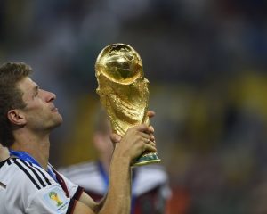 Der WM Pokal kehrt nach Deutschland zurück AFP PHOTO / ODD ANDERSEN