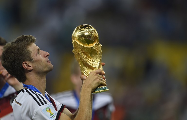 Der WM Pokal kehrt nach Deutschland zurück AFP PHOTO / ODD ANDERSEN